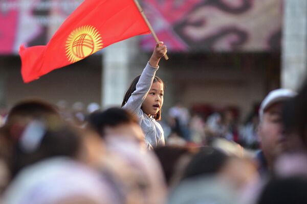 Девочка с флагом КР на площади Ала-Тоо в Бишкеке - Sputnik Кыргызстан