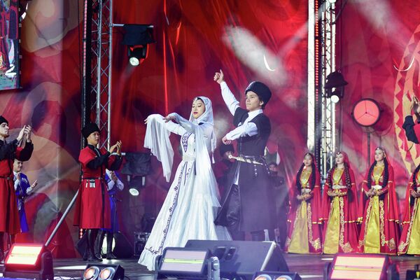 Танцоры исполняют танцы народов Кавказа - Sputnik Кыргызстан