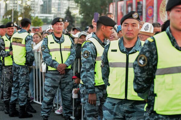 В Бишкеке спокойствие горожан обеспечивали 2,3 тысячи сотрудников ГУВД - Sputnik Кыргызстан
