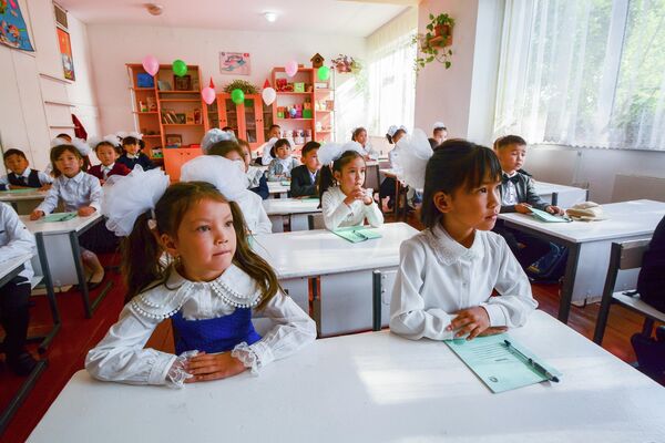 Во всех школах страны прошли торжественные линейки в честь Дня знаний - Sputnik Кыргызстан