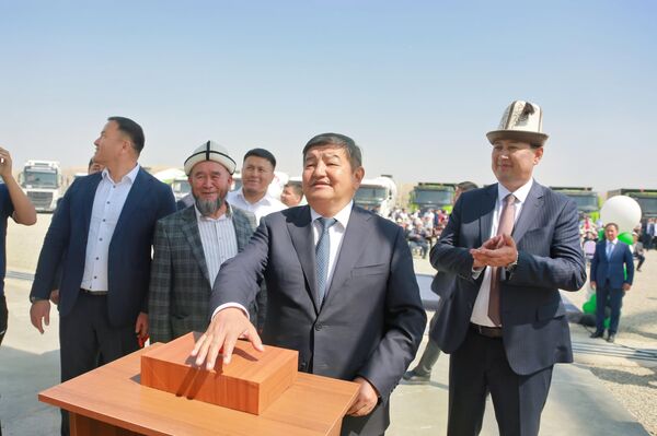 Президент Садыр Жапаров поручил заасфальтировать дороги до каждого села в Кыргызстане - Sputnik Кыргызстан