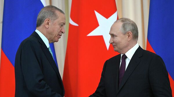 Президент России Владимир Путин и президент Турции Реджеп Тайип Эрдоган во время совместной пресс-конференции по итогам встречи - Sputnik Кыргызстан