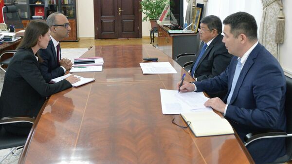 Председатель кабмина Акылбек Жапаров провел переговоры с главой офиса Всемирного банка - Sputnik Кыргызстан