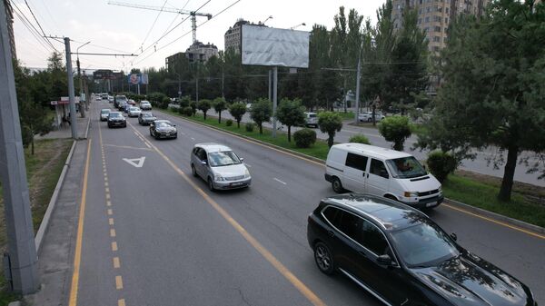 Автомобили на Южной магистрали в Бишкеке, после нанесения новой разметки для общественного транспорта. 05 сентября 2023 года. Архивное фото - Sputnik Кыргызстан