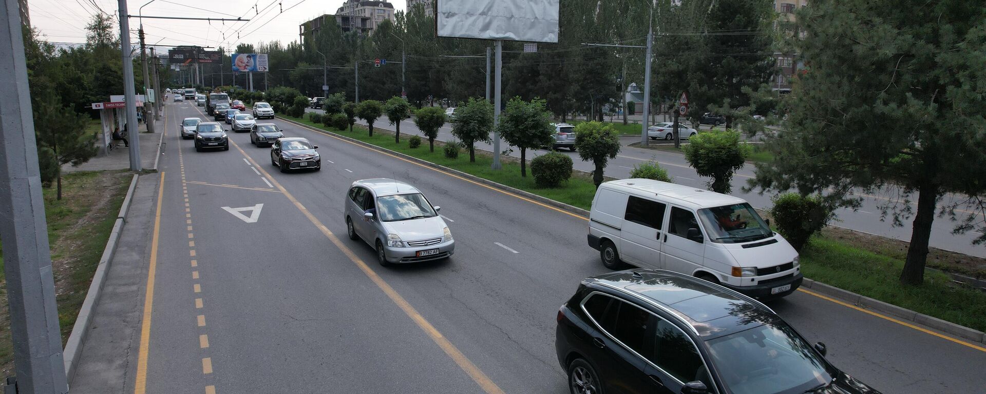 Автомобили на Южной магистрали в Бишкеке, после нанесения новой разметки для общественного транспорта. 05 сентября 2023 года. Архивное фото - Sputnik Кыргызстан, 1920, 11.09.2023