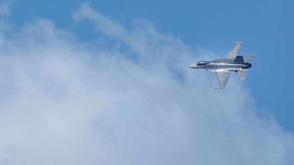 Реактивный истребитель F-16. Архивное фото - Sputnik Кыргызстан