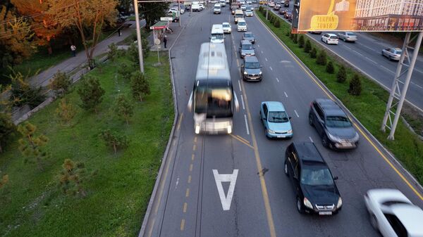 Желтые полосы на дорогах Бишкека — как ездить простым водителям. Видео - Sputnik Кыргызстан
