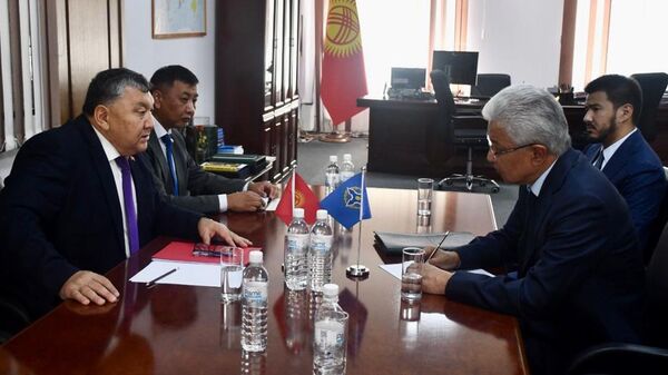 Секретарь Совета безопасности Марат Иманкулов встретился с генеральным секретарем ОДКБ Имангали Тасмагамбетовым - Sputnik Кыргызстан