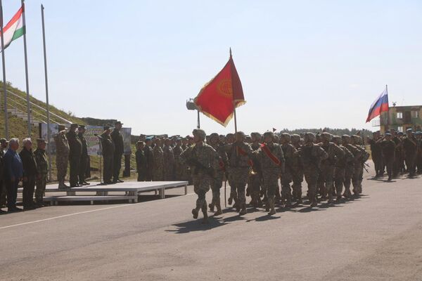 После розыгрыша действий и проведения совместной операции лучших военнослужащих наградили - Sputnik Кыргызстан