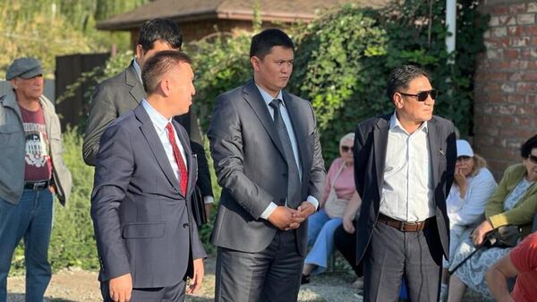 Встреча вице-мэра Нурдана Орунтаева с жителями жилмассива Киргизия-1 в Бишкеке - Sputnik Кыргызстан