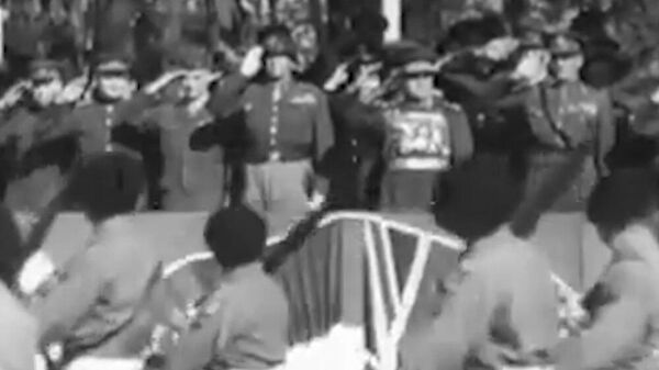 78 жыл мурда Берлинде өткөн акыркы парадды кабыл алган Жуков. Видео - Sputnik Кыргызстан
