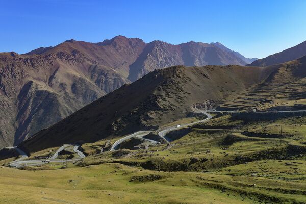 Перевал Тоо-Ашуу  на трассе Бишкек — Ош, которая соединяет север и юг Кыргызстана - Sputnik Кыргызстан