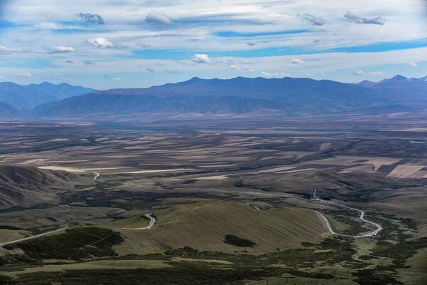 Южная сторона перевала Тоо-Ашуу в Суусамырской долине  - Sputnik Кыргызстан