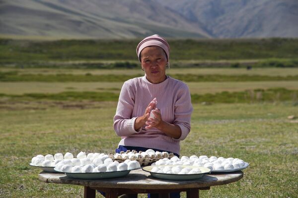 Курут получают из сузмы — кисломолочного творожного продукта с добавлением соли - Sputnik Кыргызстан
