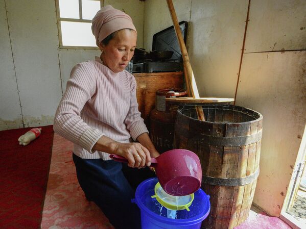 Женщина готовит кумыс в чане  - Sputnik Кыргызстан