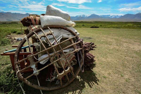 Кыргызская юрта в собранном виде не занимает много места  - Sputnik Кыргызстан