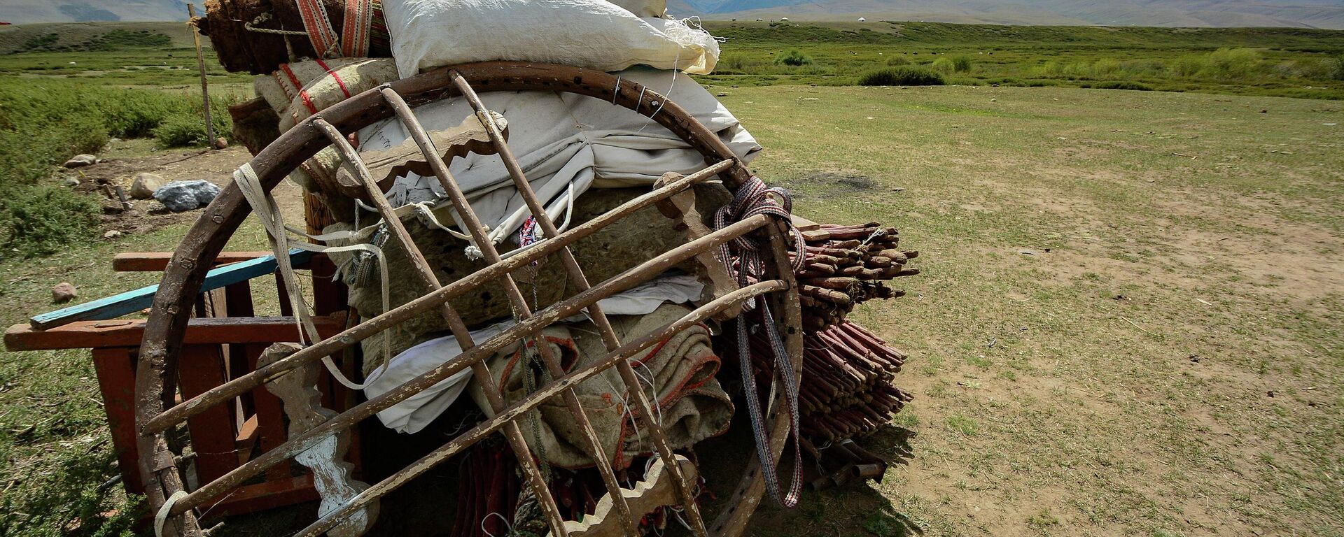Собранная юрта на стойбища кочевников в Суусамырской долине. Архивное фото - Sputnik Кыргызстан, 1920, 24.08.2025