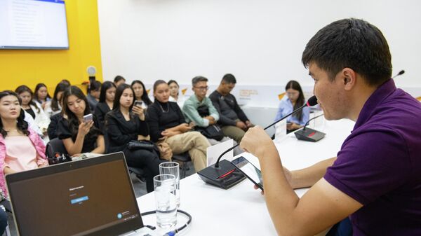 В Бишкеке прошел мастер-класс по ведению telegram-канала. Видео - Sputnik Кыргызстан