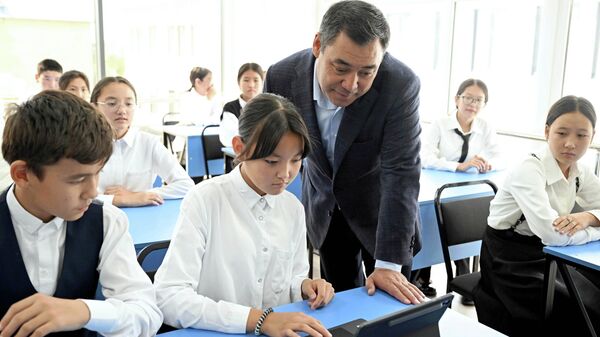 Президент Акылман лицейине барып, окуучулардын баарына планшет берди - Sputnik Кыргызстан
