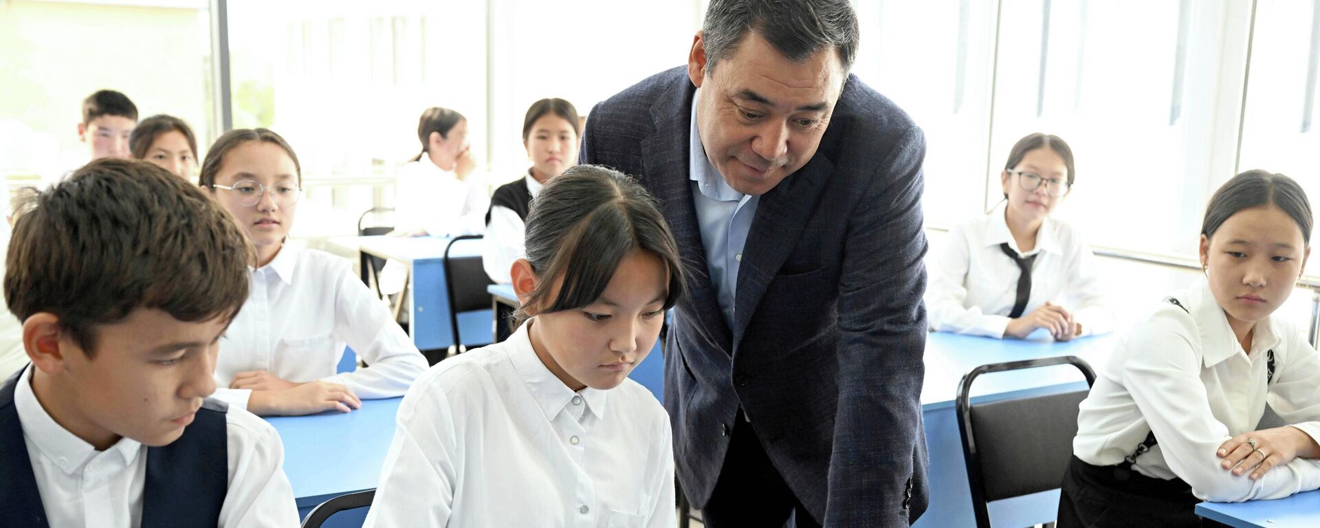 Президент Садыр Жапаров внепланово посетил лицей для одаренных детей Акылман - Sputnik Кыргызстан, 1920, 10.09.2023