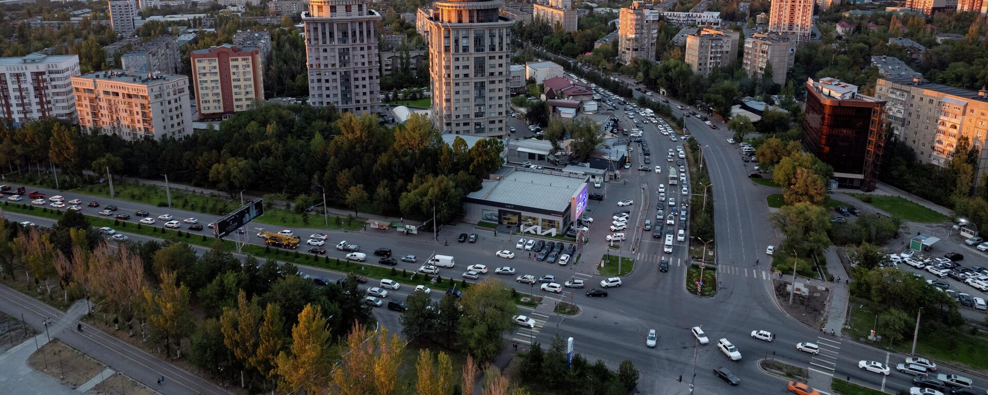 Пересечение улиц Аалы Токомбаева и Жукеева-Пудовкина с высоты в Бишкеке. Архивное фото - Sputnik Кыргызстан, 1920, 19.11.2025