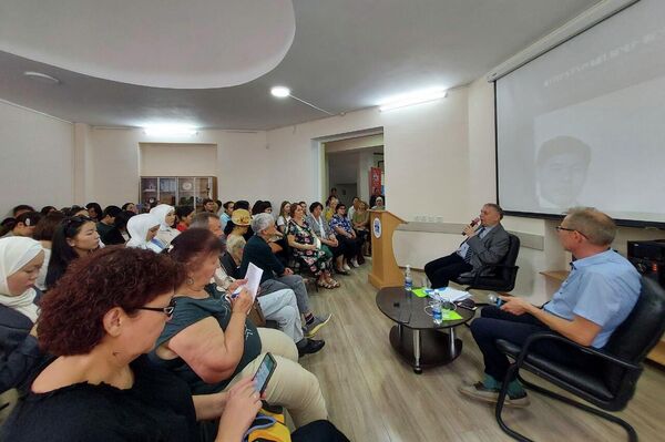 В Бишкеке состоялась лекция поэта, переводчика, литературоведа и историка литературы Михаила Синельникова - Sputnik Кыргызстан