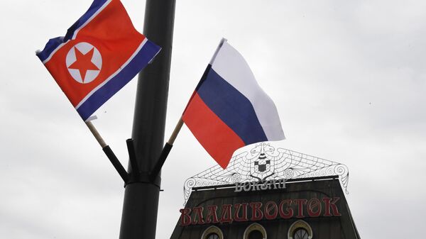 Флаги России и КНДР. Архивное фото - Sputnik Кыргызстан