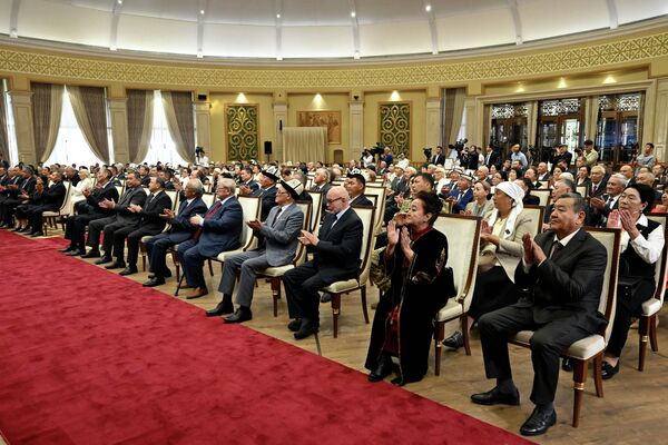 В каждой эпохе есть свои герои, заявил президент Садыр Жапаров на вручении государственных наград за выдающиеся заслуги перед страной и народом - Sputnik Кыргызстан