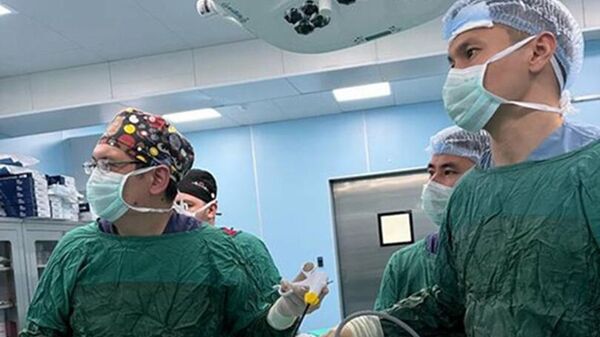 Бишкекте залалдуу шишикти алып салуу операциясы КММА хирургдары аркылуу жасалды - Sputnik Кыргызстан