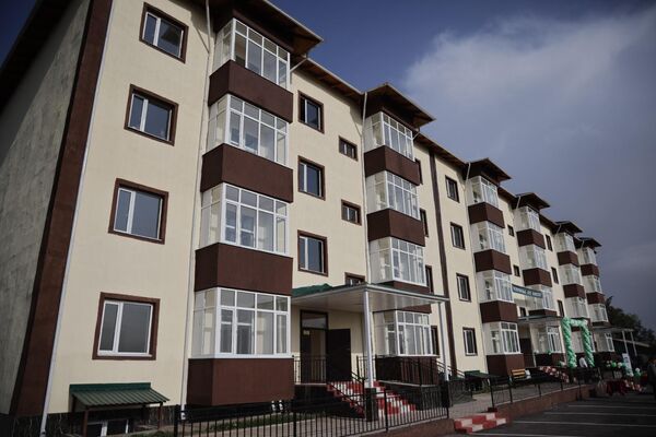 Своим жильем обзавелись 36 семей военнослужащих войсковых частей 2026 и 2031. - Sputnik Кыргызстан