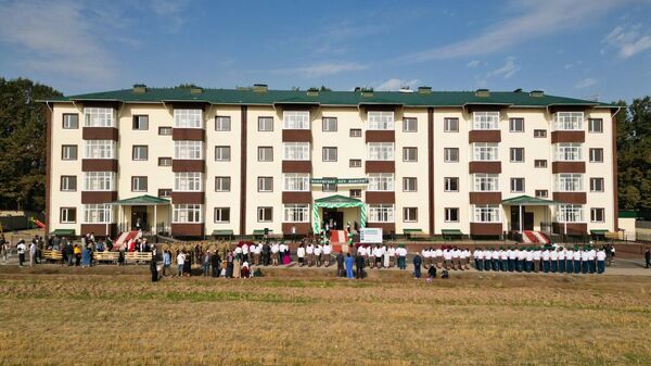 Церемония передачи ключей от квартир военнослужащим воинских частей Погранслужбы в селе Новопокровка - Sputnik Кыргызстан