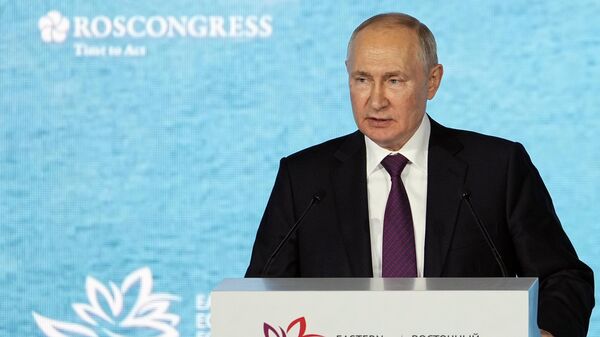 Президент РФ Владимир Путин на пленарном заседании ВЭФ-2023 - Sputnik Кыргызстан