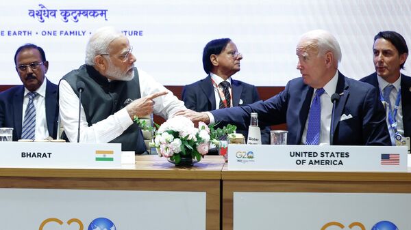 Индиянын премьер-министри Нарендра Моди менен АКШнын президенти Жо Байден Нью-Делиде G20 саммитинде - Sputnik Кыргызстан