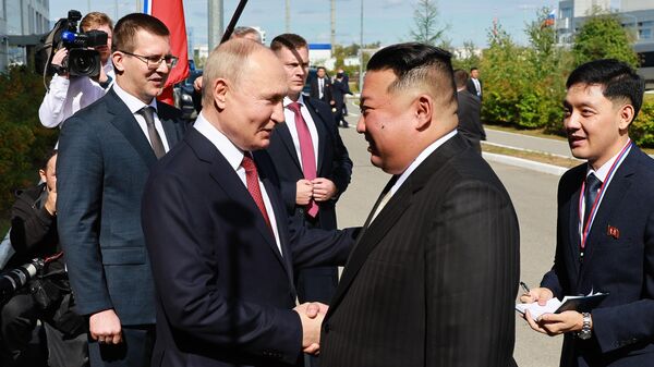 Президент России Владимир Путин встретил лидера КНДР Ким Чен Ына. Архивное фото - Sputnik Кыргызстан