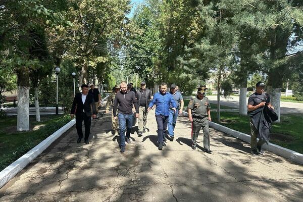 Президент Садыр Жапаров внепланово посетил Кой-Ташскую воинскую часть № 73809, дислоцированную близ Бишкека - Sputnik Кыргызстан