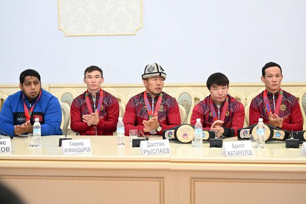 Борцы, занявшие первые места, получили по 100 тысяч сомов, вторые, — по 80 тысяч, третьи — по 70 тысяч сомов. - Sputnik Кыргызстан