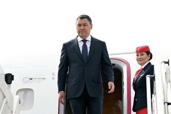 Президент Кыргызстана Садыр Жапаров прибыл с рабочим визитом в Душанбе для участия в V Консультативной встрече глав государств Центральной Азии - Sputnik Кыргызстан