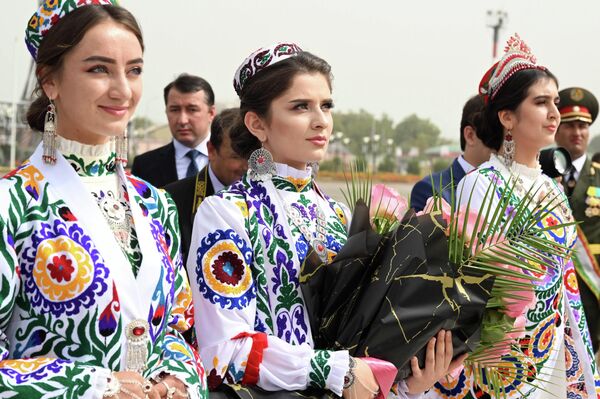 Пресс-служба президента опубликовала фотографии с церемонии встречи Жапарова в Душанбе - Sputnik Кыргызстан