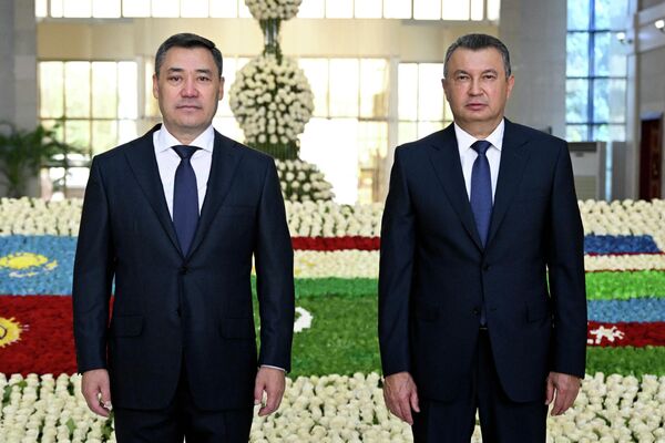 В аэропорту Жапарова встретил премьер-министр Таджикистана Кохир Расулзода - Sputnik Кыргызстан