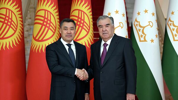 Президент Садыр Жапаров с президентом Таджикистана Эмомали Рахмоном. Архивное фото  - Sputnik Кыргызстан