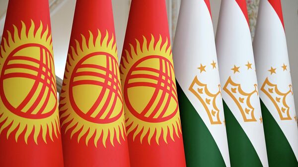 Национальные флаги Кыргызстана и Таджикистана - Sputnik Кыргызстан