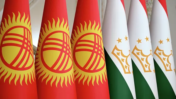 Флаги Кыргызстана и Таджикистана. Архивное фото  - Sputnik Кыргызстан