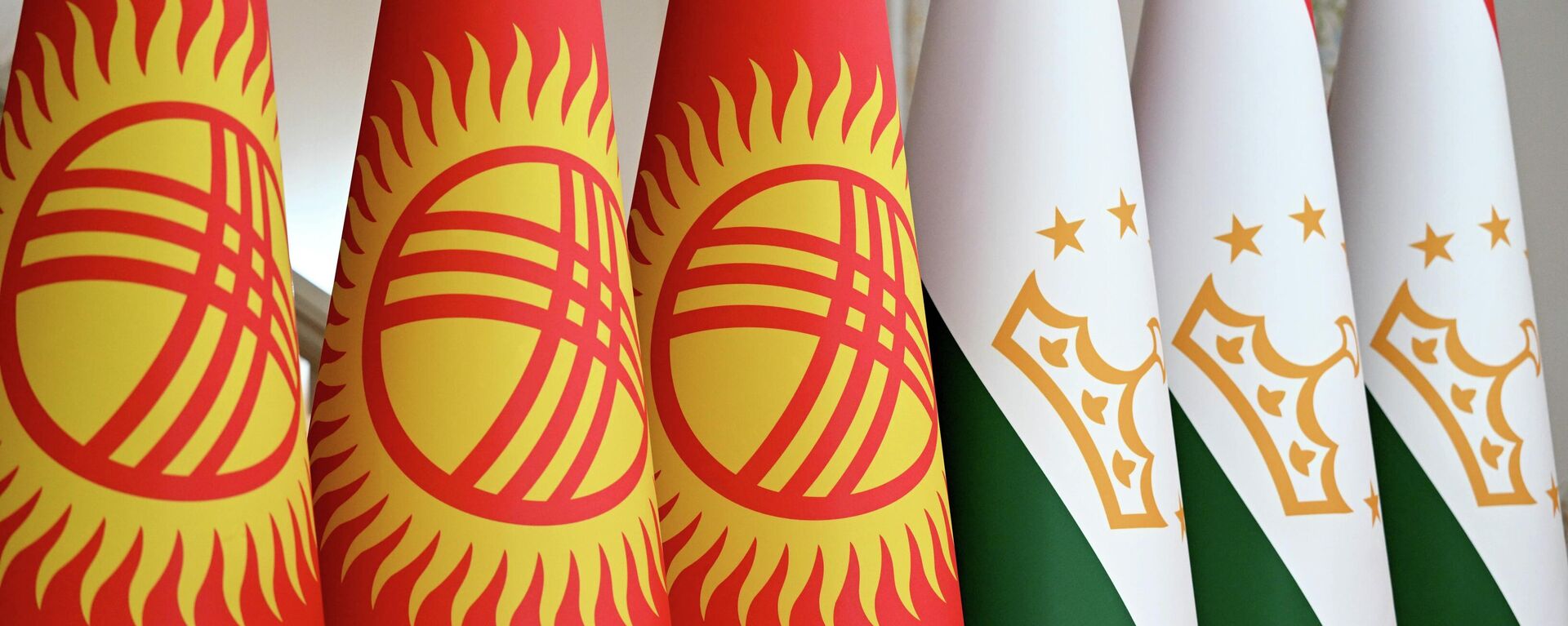 Национальные флаги Кыргызстана и Таджикистана - Sputnik Кыргызстан, 1920, 06.10.2023