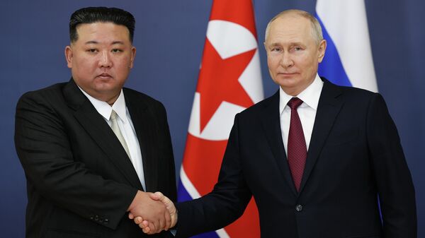 Россия лидери Владимир Путин Түндүк Кореянын президенти Ким Чен Ын менен - Sputnik Кыргызстан