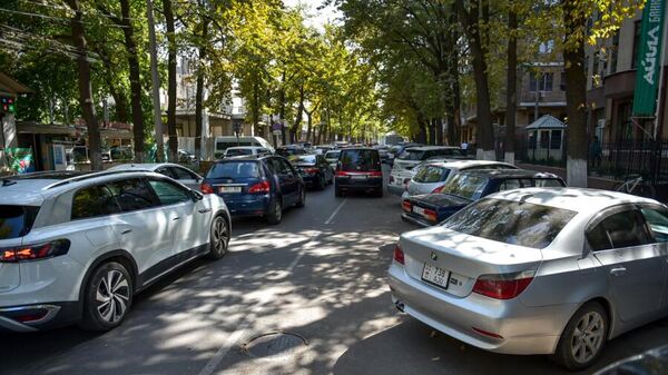 Планирование запрета парковки елочкой в центре Бишкека - Sputnik Кыргызстан