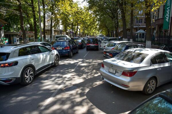 Власти Бишкека планируют запретить парковку автомобилей по принципу &quot;елочка&quot; на центральных улицах, сообщила пресс-служба мэрии - Sputnik Кыргызстан