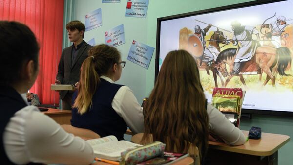 Современная школа в МосквеМугалим окуучуларга сабак өтүп жаткан учуру - Sputnik Кыргызстан