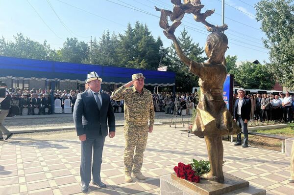 В городе Баткене открыли мемориал погибшим в ходе конфликтов на кыргызско-таджикской границе, сообщает полномочное представительство президента в Баткенской области - Sputnik Кыргызстан