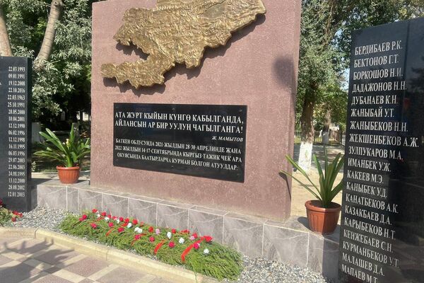 В центре комплекса установлен памятник 12-летней Мадине Рахматжан кызы, которая погибла из-за обстрела села Интернационал в конце апреля 2021 года - Sputnik Кыргызстан