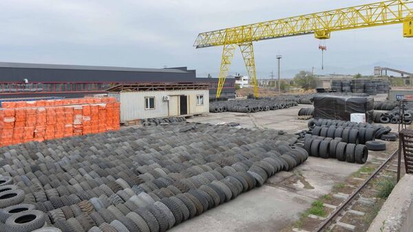 Чүйдө “Кумтөрдүн” эски дөңгөлөктөрүн кайра иштетип, желим чыгарган завод ачылды - Sputnik Кыргызстан